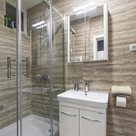 Bella With Free Parking *